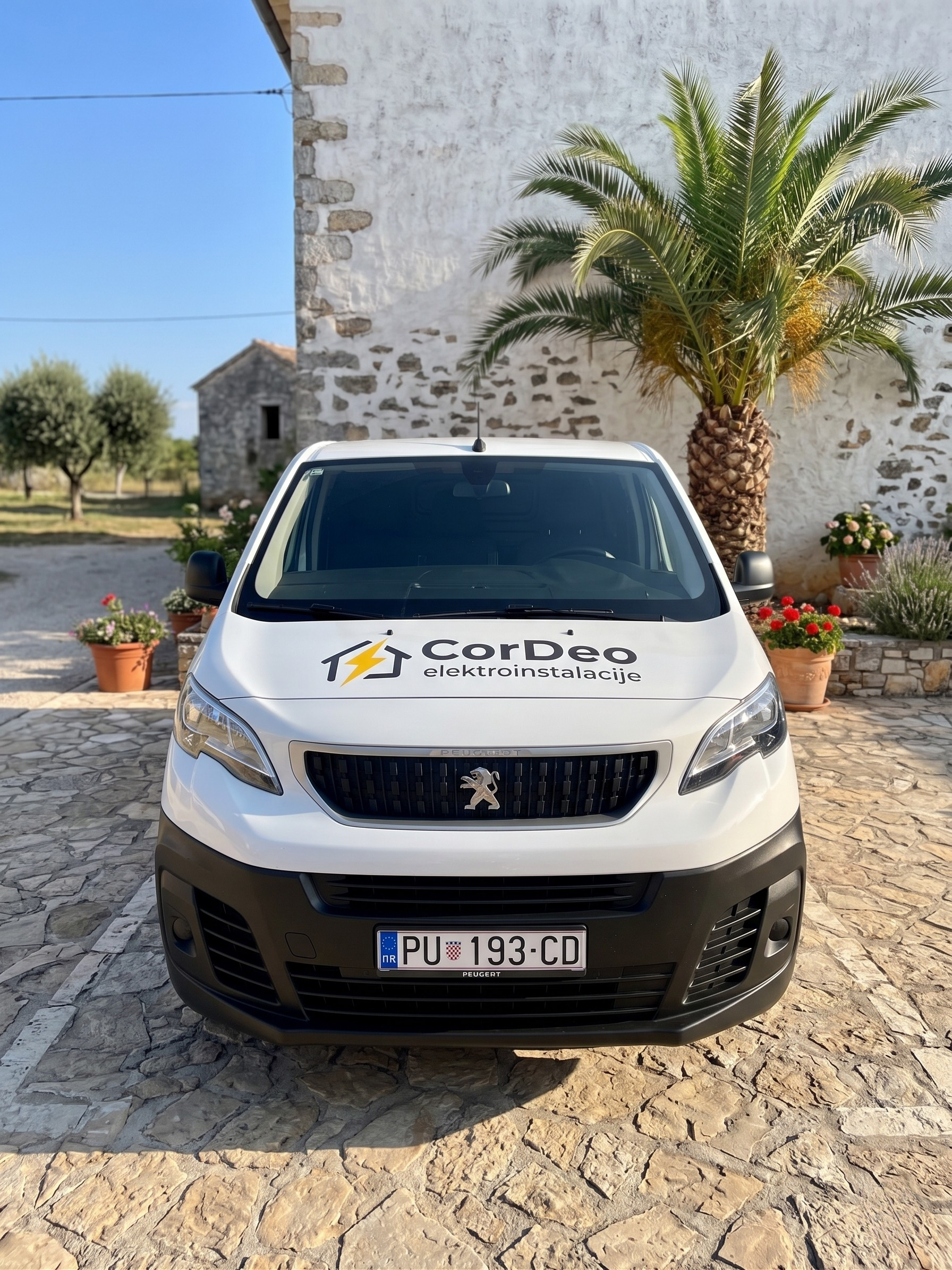 CorDeo kombi ispred istarske kamene kuće, spreman za intervenciju u cijeloj Istri